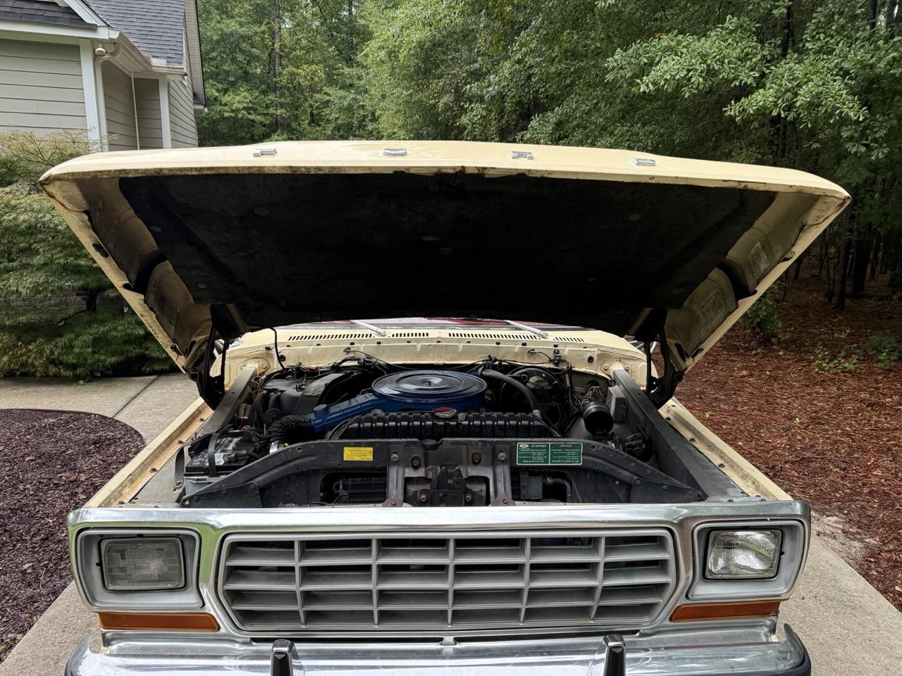 Ford-F250-1979-Cream-amp-Maroon-Maroon-amp-Black-3