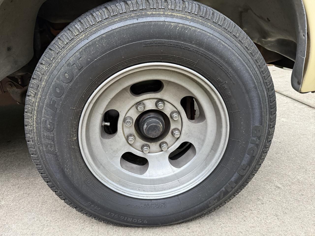 Ford-F250-1979-Cream-amp-Maroon-Maroon-amp-Black-32