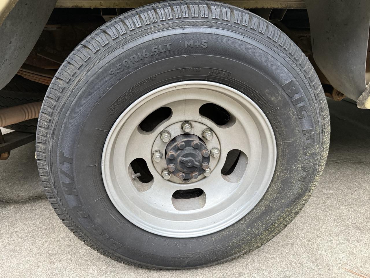Ford-F250-1979-Cream-amp-Maroon-Maroon-amp-Black-4