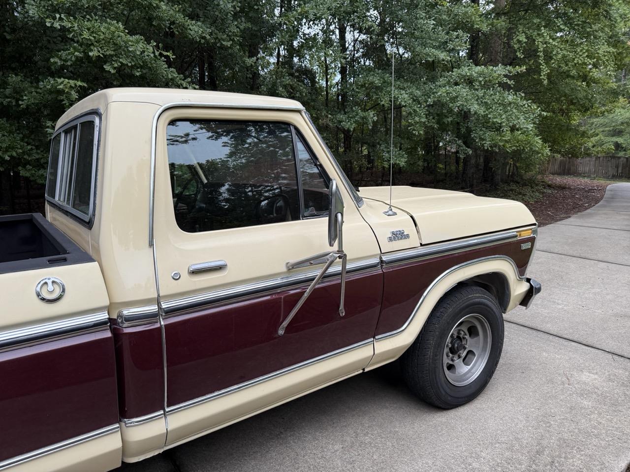 Ford-F250-1979-Cream-amp-Maroon-Maroon-amp-Black-7