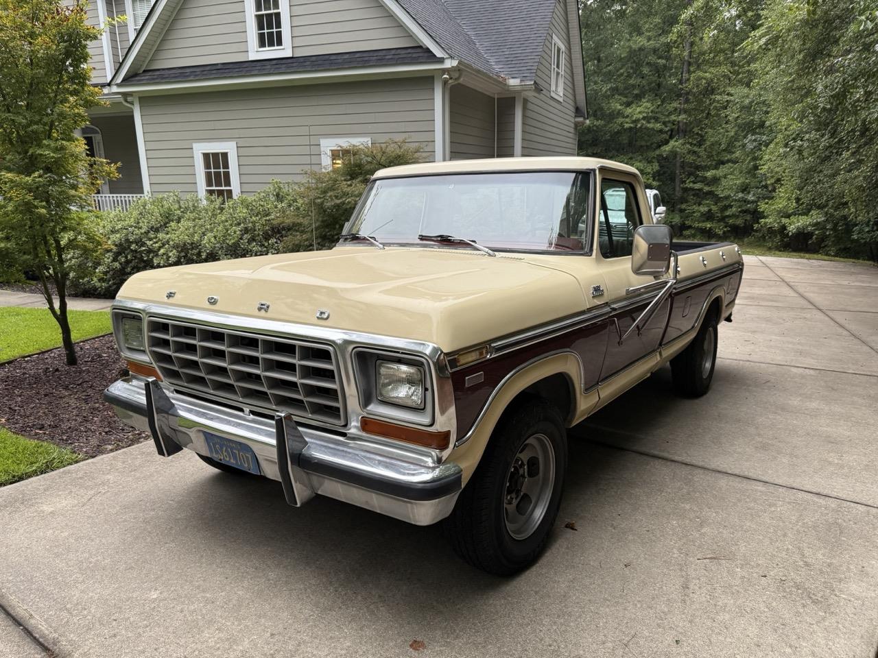 Ford-F250-1979-Cream-amp-Maroon-Maroon-amp-Black