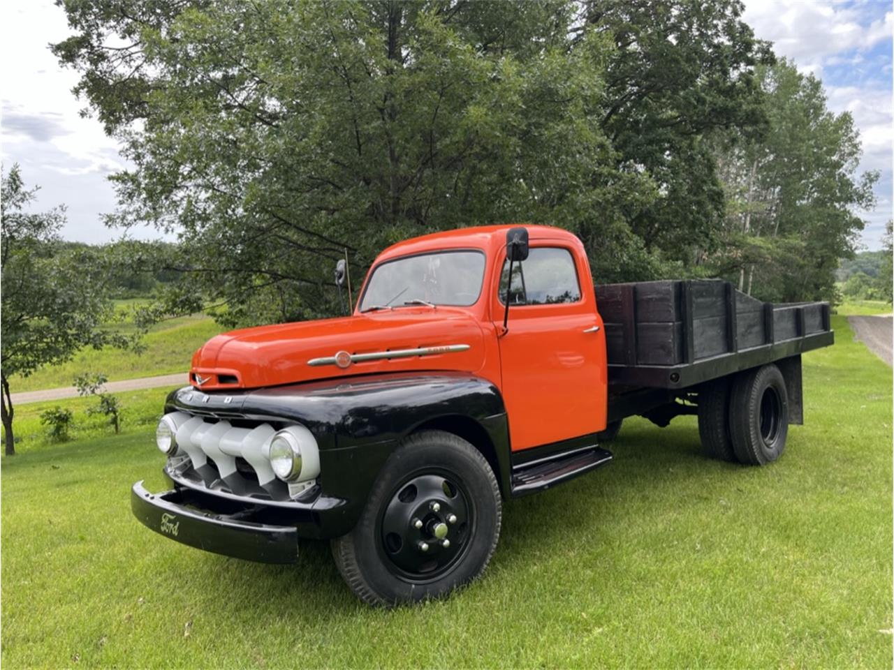 Ford-F5-1952-orange-and-black-brown