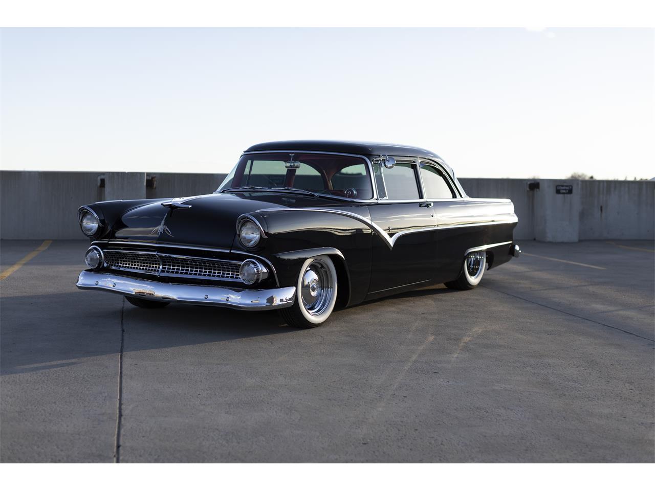 Ford-Fairlane-1955-Black-Red-2