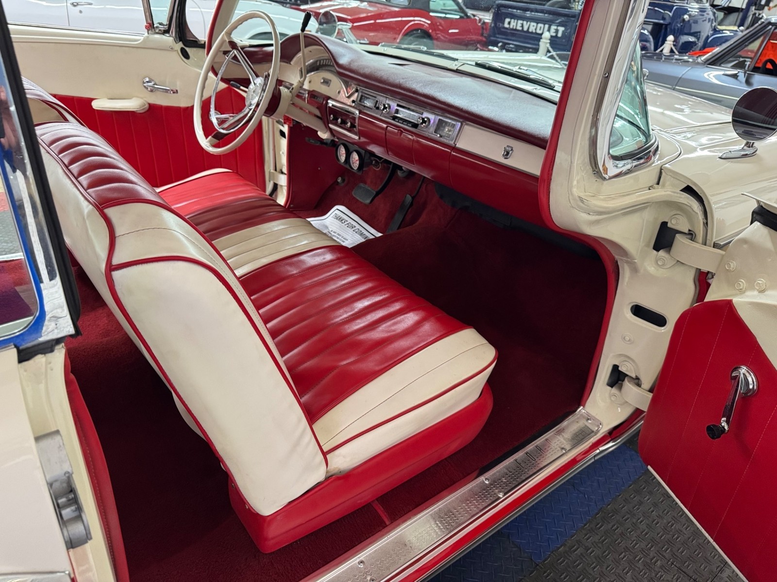 Ford-Fairlane-1957-39