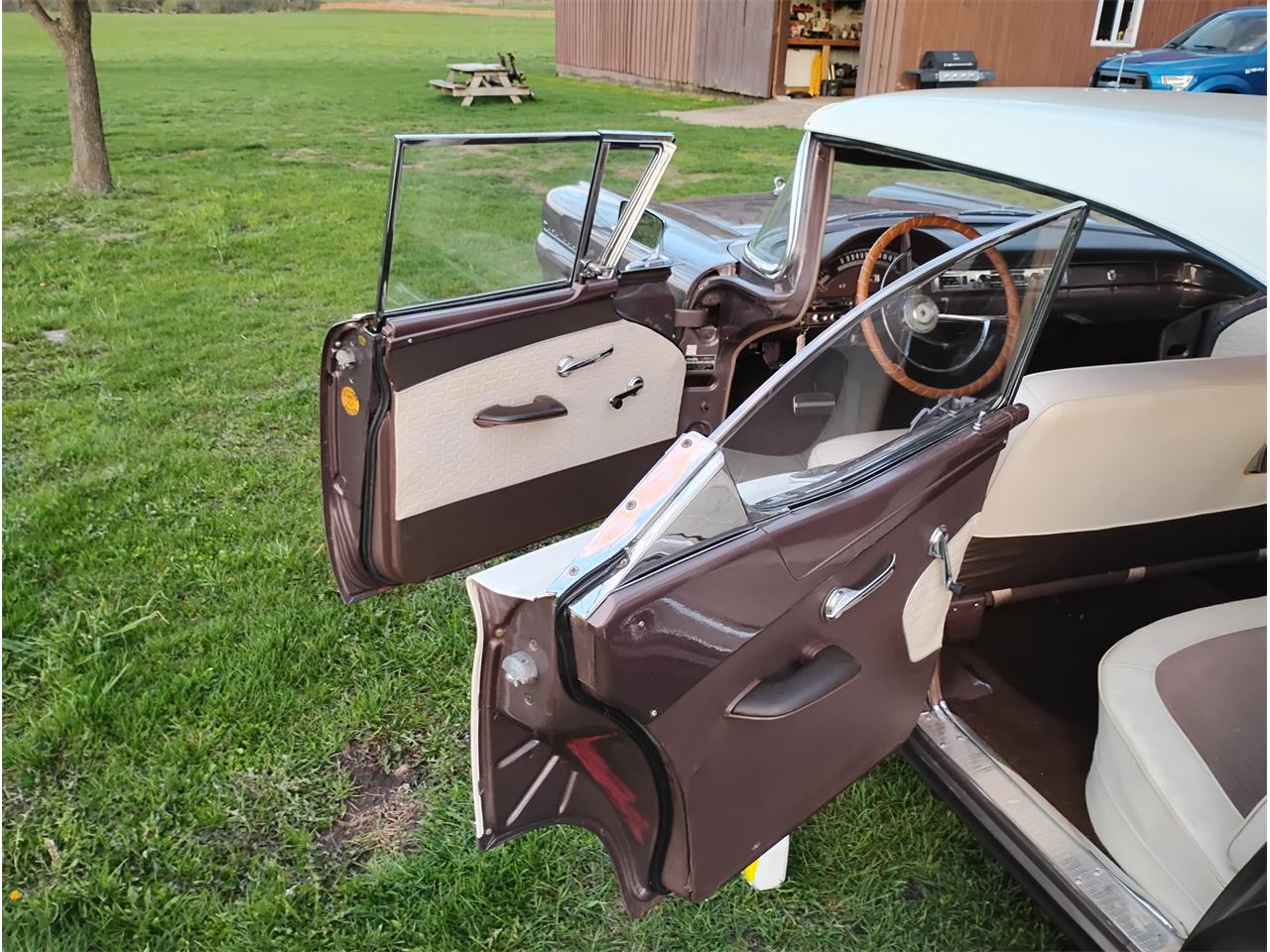 Ford-Fairlane-1957-CreamMocha-CreamMocha-10