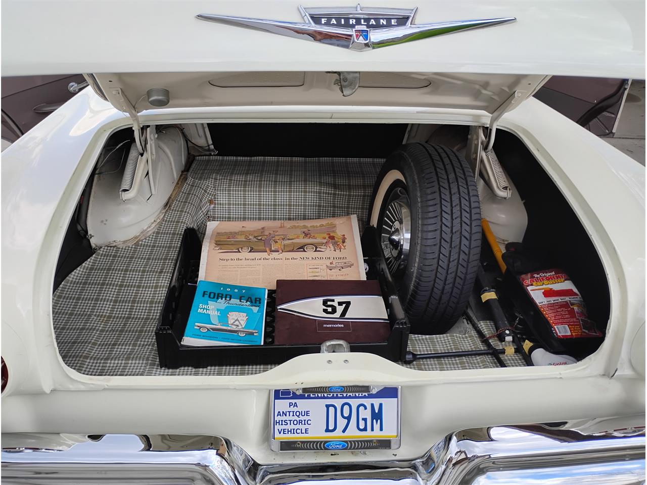 Ford-Fairlane-1957-CreamMocha-CreamMocha-21