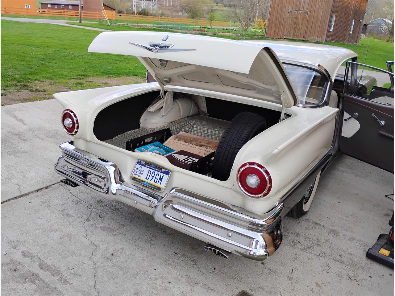 Ford-Fairlane-1957-CreamMocha-CreamMocha-41