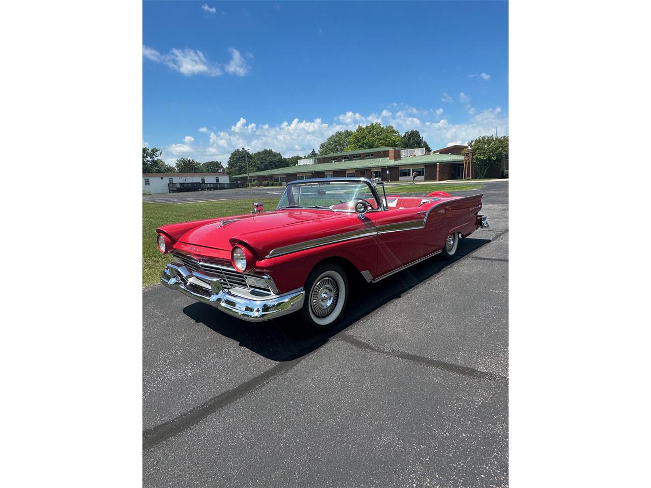 Ford-Fairlane-1957-Red-RedWhite