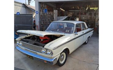 Ford-Fairlane-1963-Cream-white-Red-and-cream-white