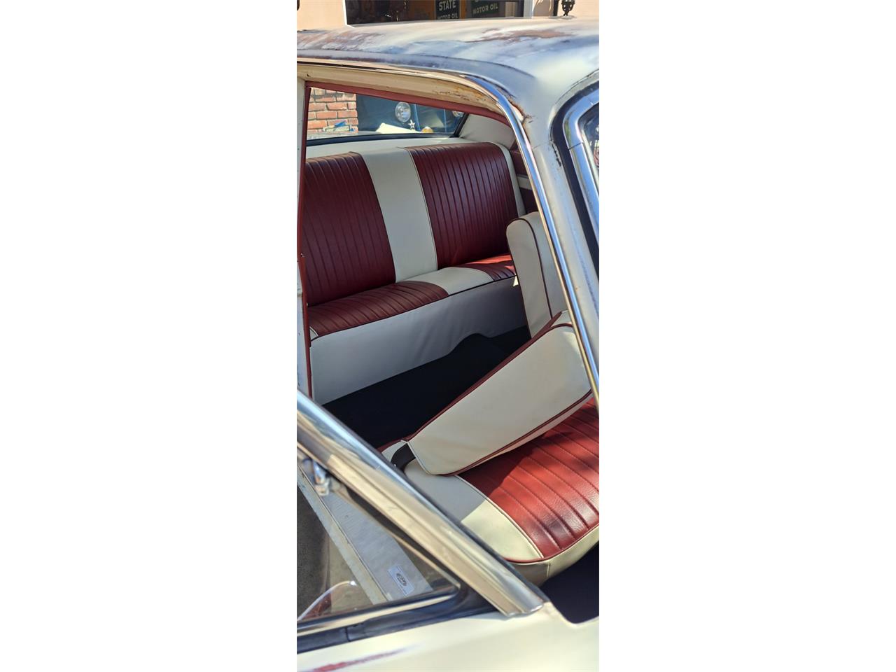 Ford-Fairlane-1963-Cream-white-Red-and-cream-white-4