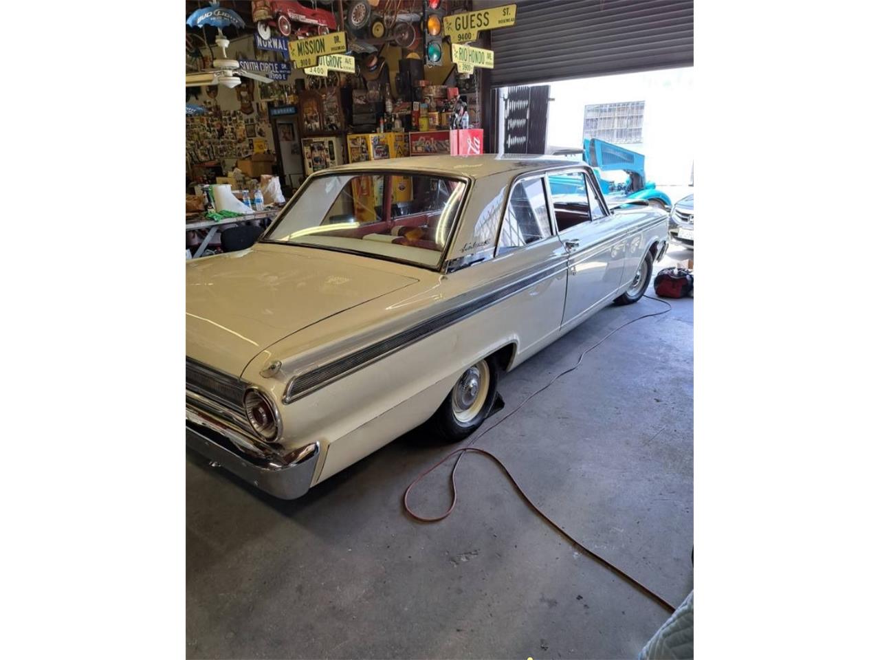 Ford-Fairlane-1963-Cream-white-Red-and-cream-white-5
