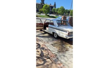 Ford-Fairlane-1963-Cream-white-Red-and-cream-white-8