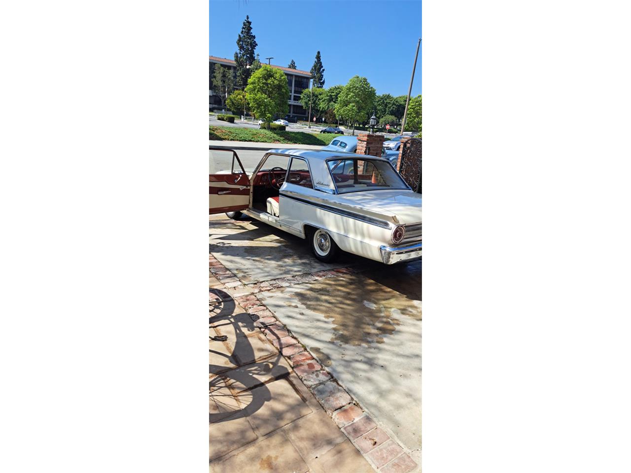 Ford-Fairlane-1963-Cream-white-Red-and-cream-white-8