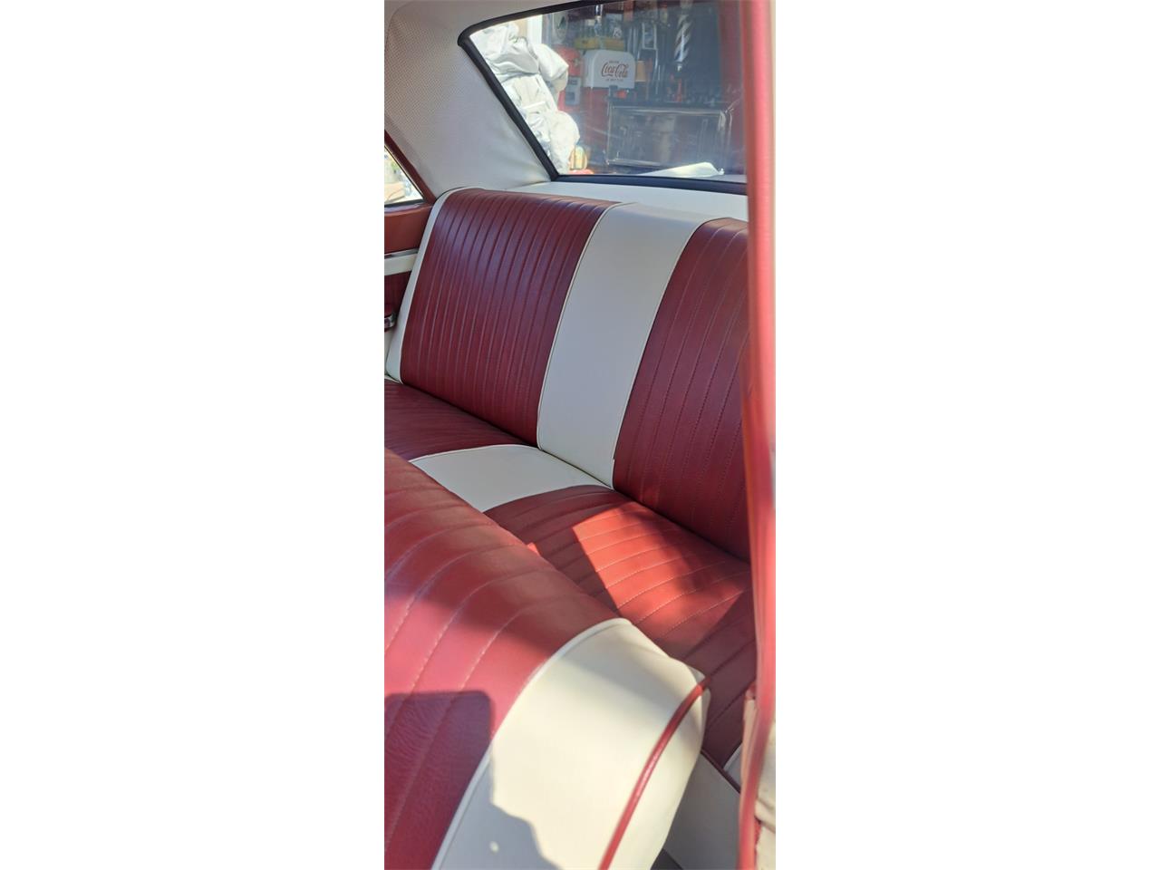 Ford-Fairlane-1963-Cream-white-Red-and-cream-white-9