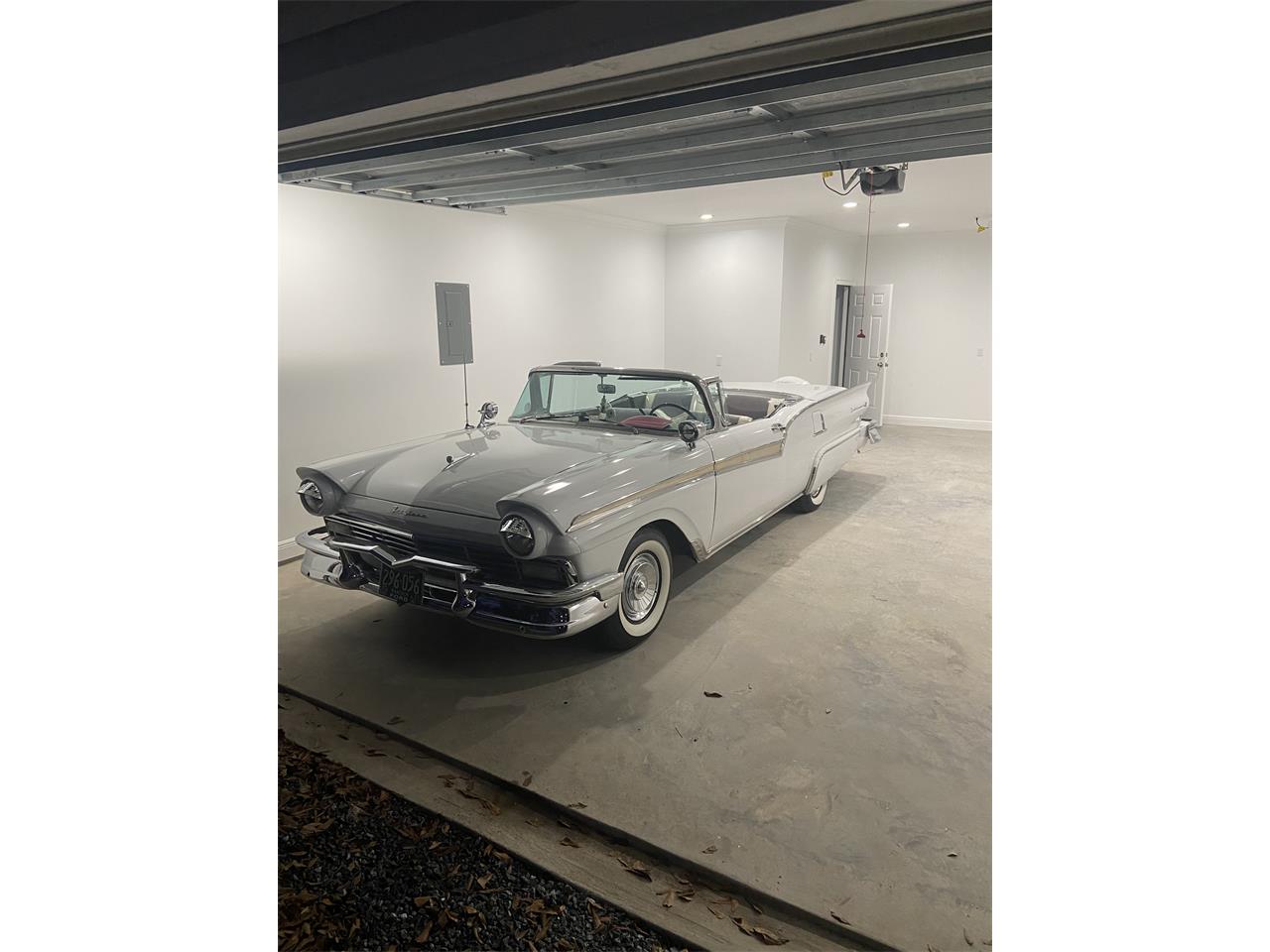 Ford-Fairlane-500-skyliner-1957-White-White-1