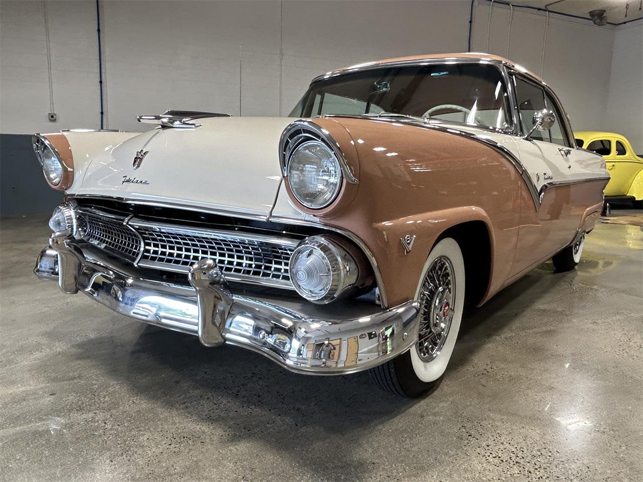 Ford-Fairlane-victoria-1955-CopperWhite-Bucksin-1