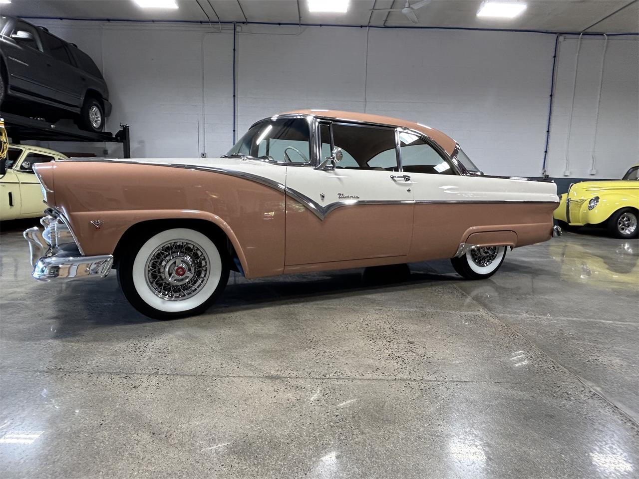 Ford-Fairlane-victoria-1955-CopperWhite-Bucksin-2
