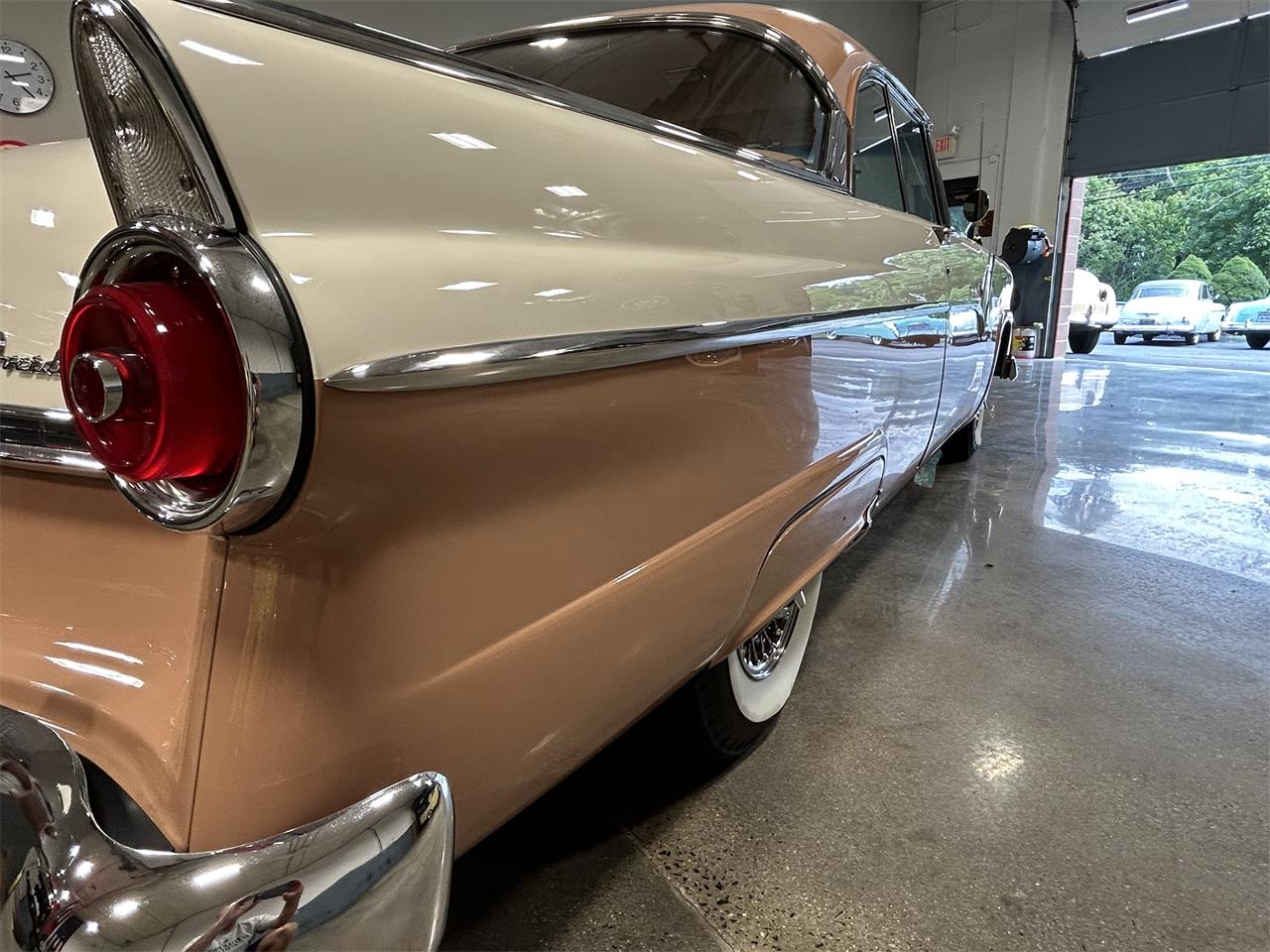 Ford-Fairlane-victoria-1955-CopperWhite-Bucksin-20