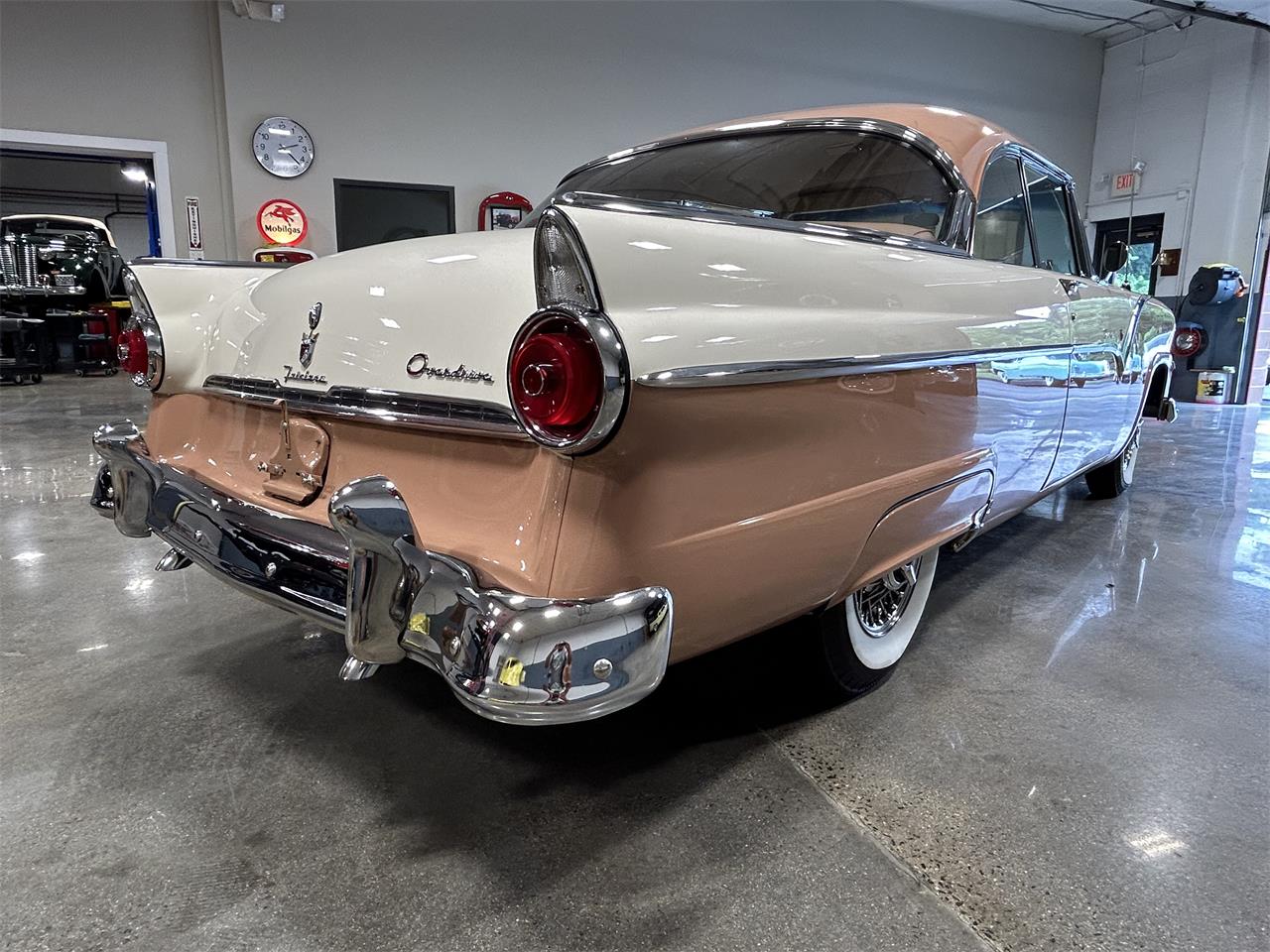 Ford-Fairlane-victoria-1955-CopperWhite-Bucksin-21