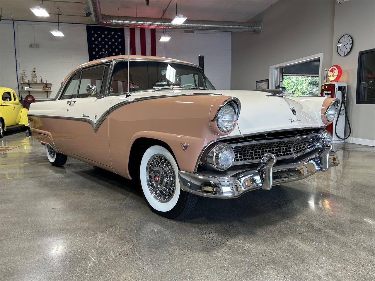 Ford-Fairlane-victoria-1955-CopperWhite-Bucksin-24