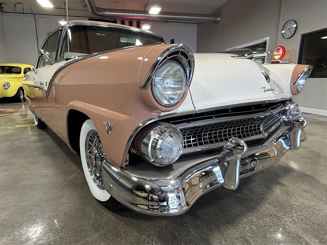 Ford-Fairlane-victoria-1955-CopperWhite-Bucksin-25