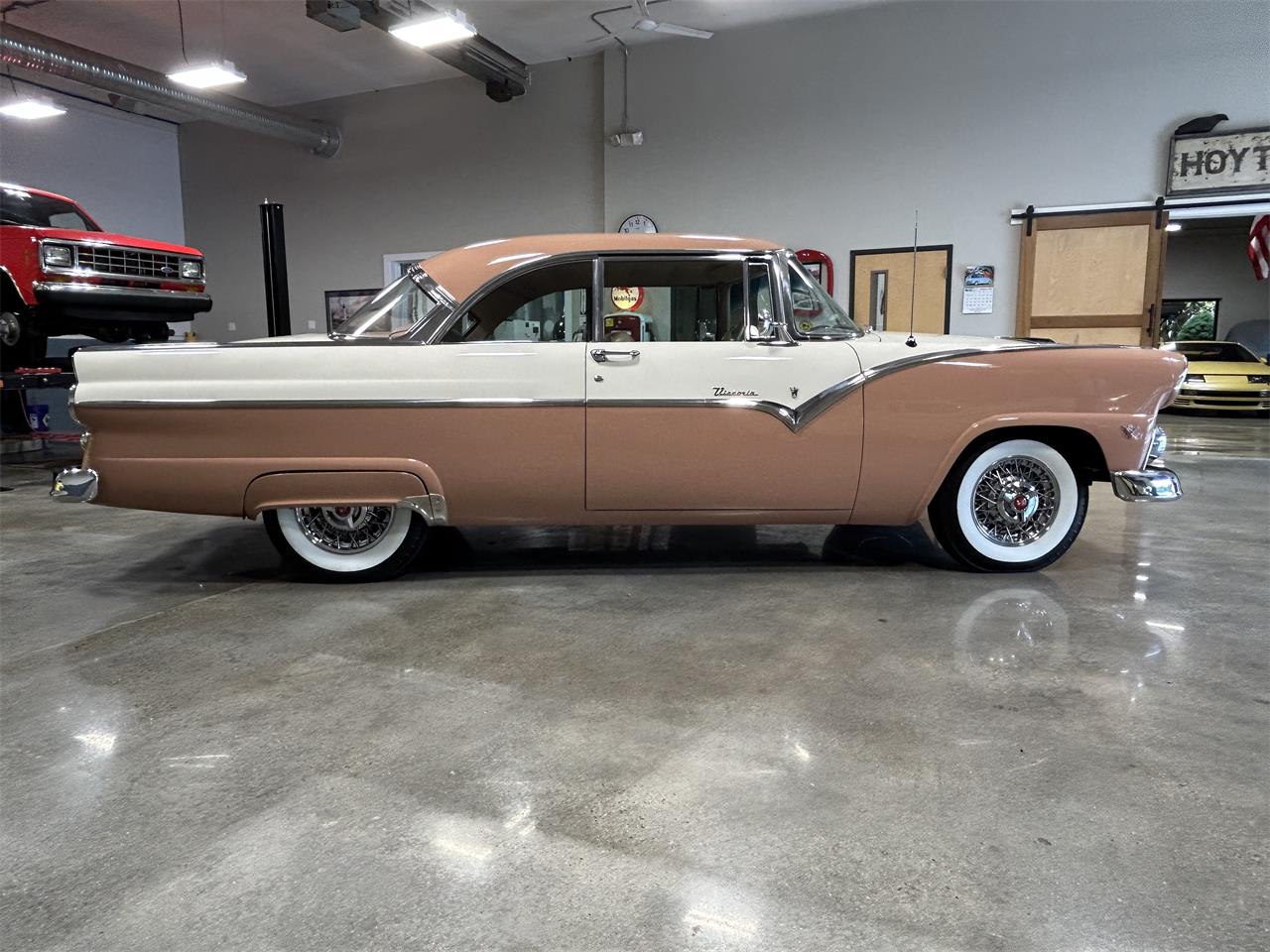 Ford-Fairlane-victoria-1955-CopperWhite-Bucksin-26