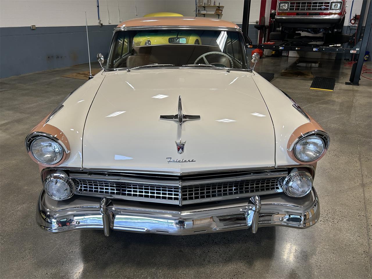 Ford-Fairlane-victoria-1955-CopperWhite-Bucksin-27