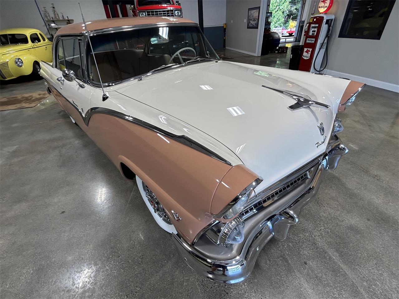 Ford-Fairlane-victoria-1955-CopperWhite-Bucksin-29