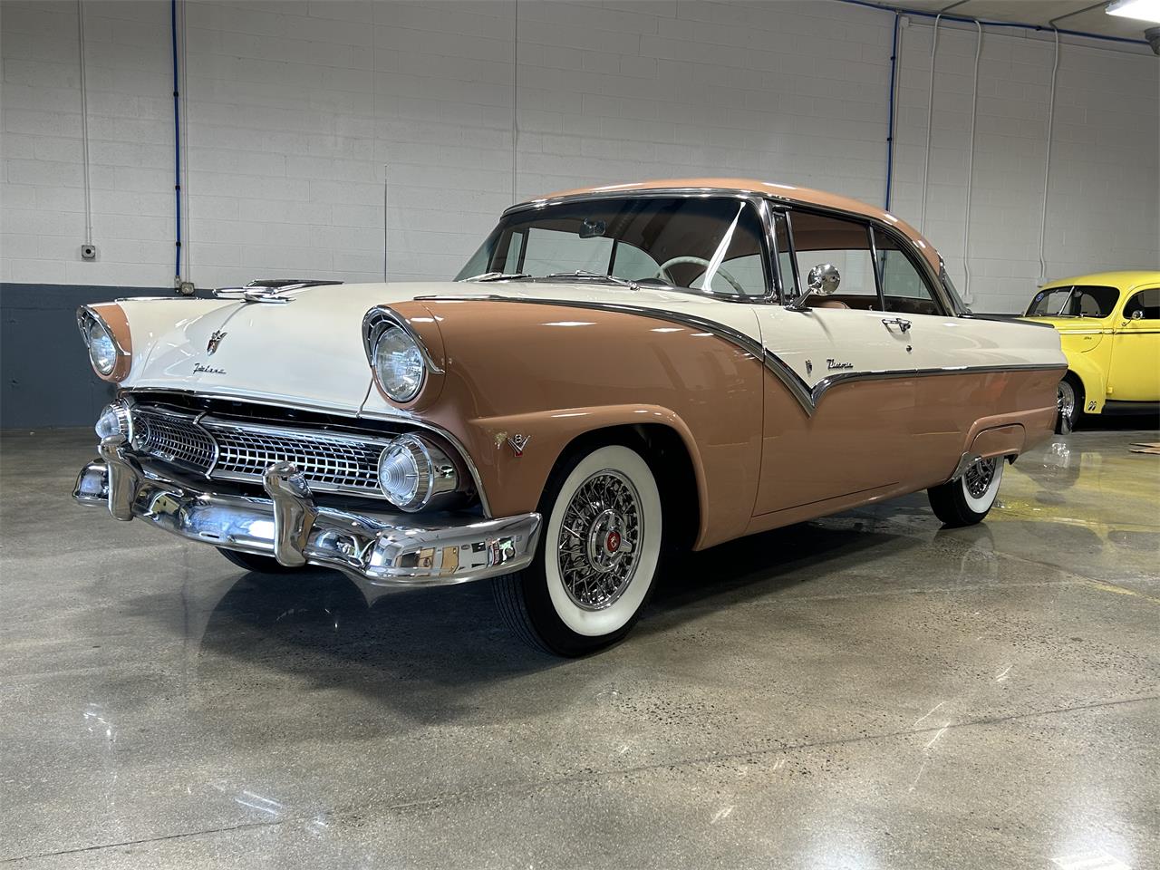 Ford-Fairlane-victoria-1955-CopperWhite-Bucksin-75