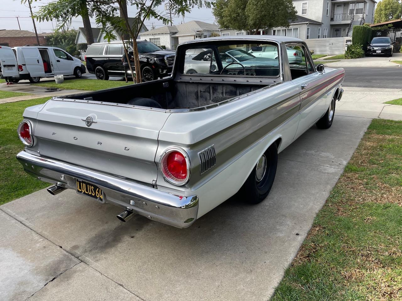 Ford-Falcon-1964-WhiteSilver-Black-3