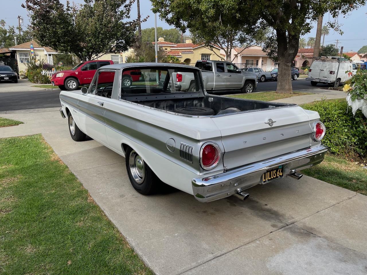 Ford-Falcon-1964-WhiteSilver-Black-4