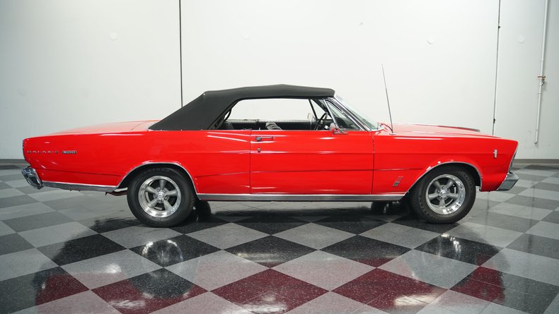 Ford-Galaxie-1966-Candy-Apple-Red-Black-10