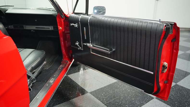 Ford-Galaxie-1966-Candy-Apple-Red-Black-17