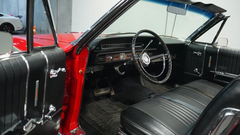 Ford-Galaxie-1966-Candy-Apple-Red-Black-2