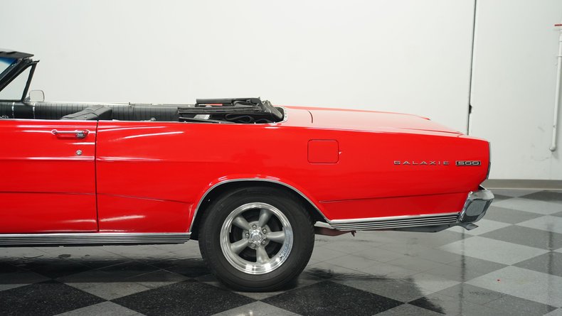 Ford-Galaxie-1966-Candy-Apple-Red-Black-33