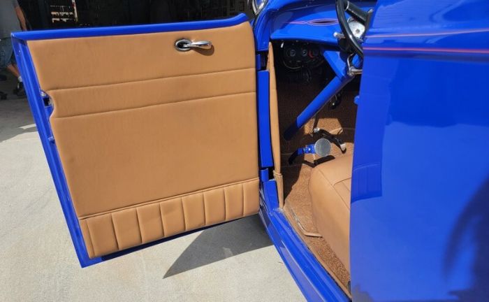 Ford-High-boy-1932-Blue-Tan-Leather-10