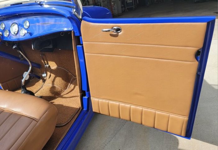 Ford-High-boy-1932-Blue-Tan-Leather-11