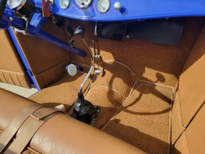 Ford-High-boy-1932-Blue-Tan-Leather-8