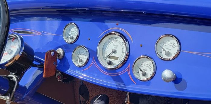 Ford-High-boy-1932-Blue-Tan-Leather-9