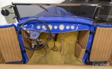 Ford-High-boy-1932-Light-Blue-Tan-34