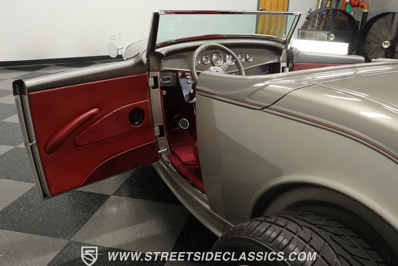 Ford-High-boy-1932-Phantom-Grey-Burgundy-34