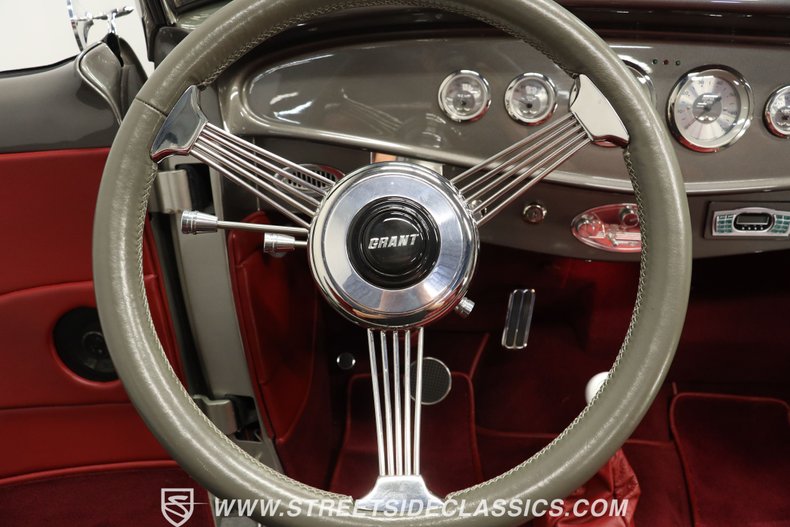 Ford-High-boy-1932-Phantom-Grey-Burgundy-37
