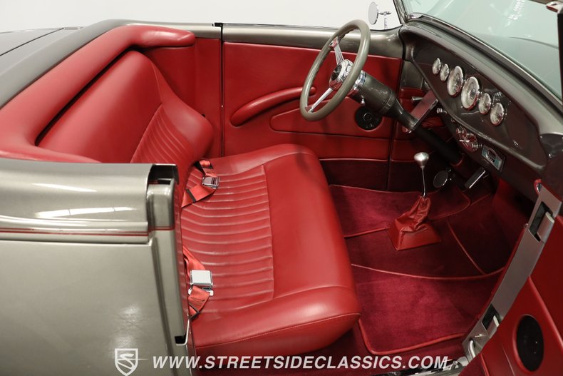 Ford-High-boy-1932-Phantom-Grey-Burgundy-43