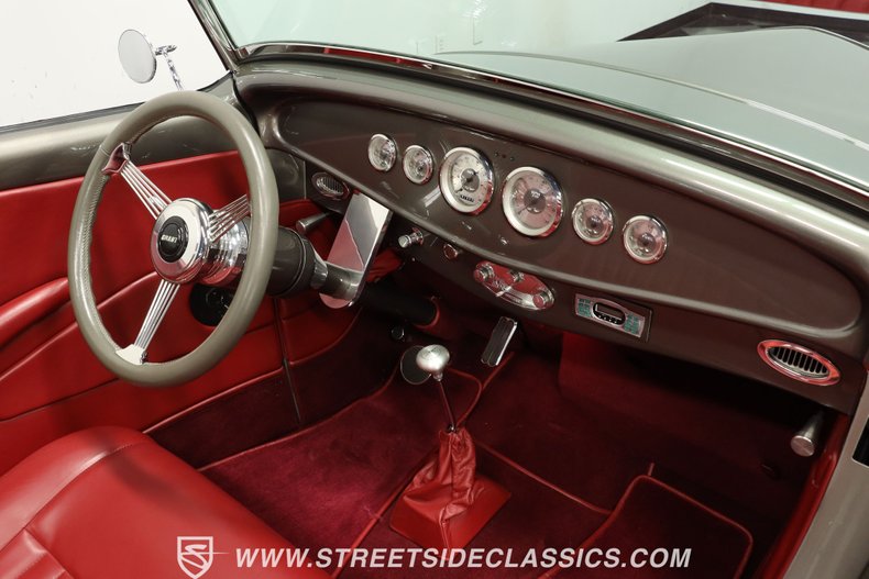 Ford-High-boy-1932-Phantom-Grey-Burgundy-44
