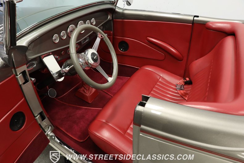 Ford-High-boy-1932-Phantom-Grey-Burgundy-7