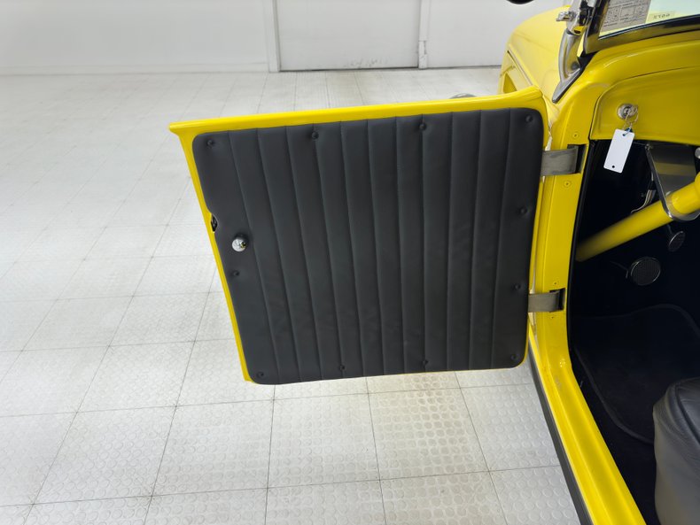 Ford-High-boy-1932-Yellow-Black-12