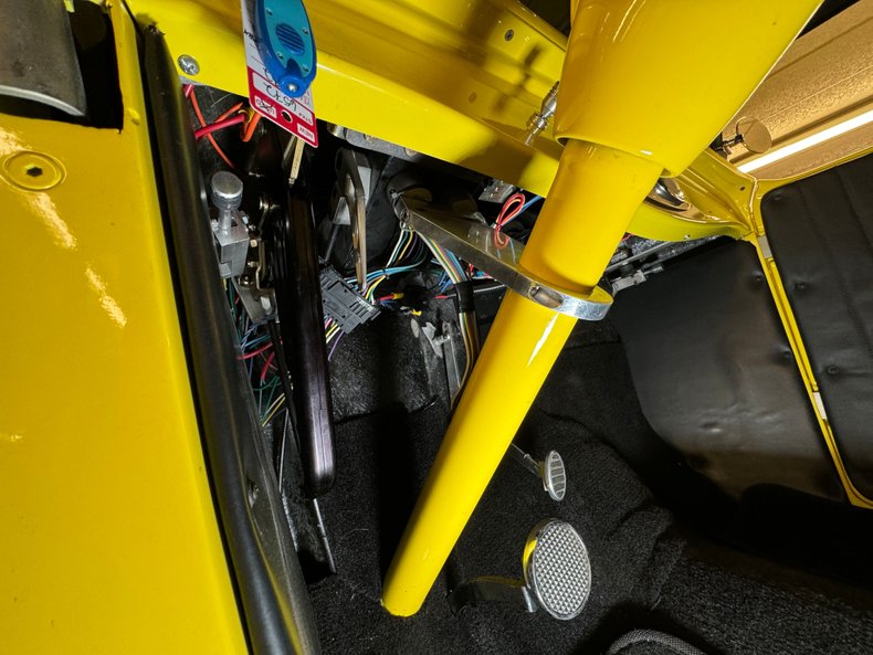 Ford-High-boy-1932-Yellow-Black-15