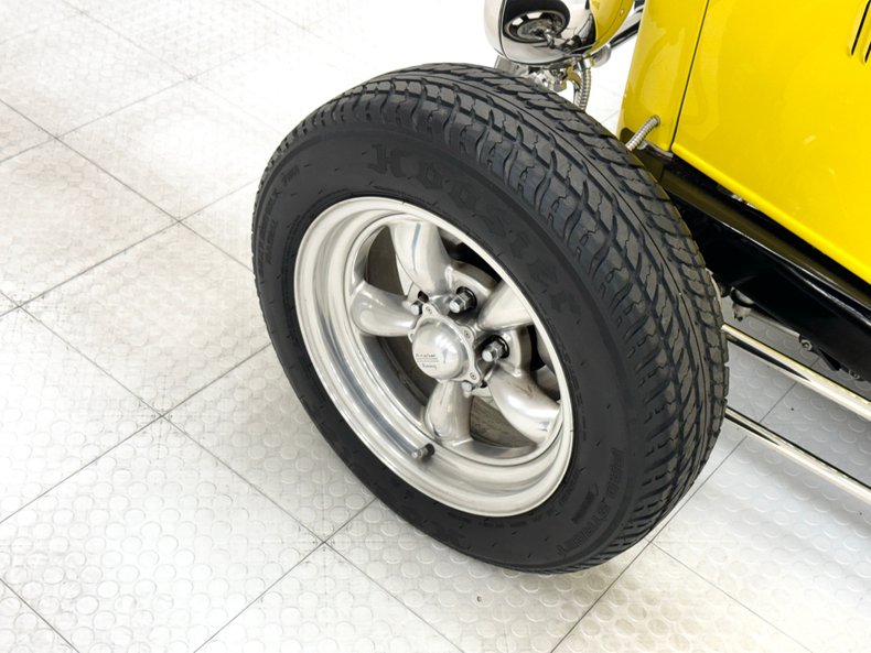 Ford-High-boy-1932-Yellow-Black-23