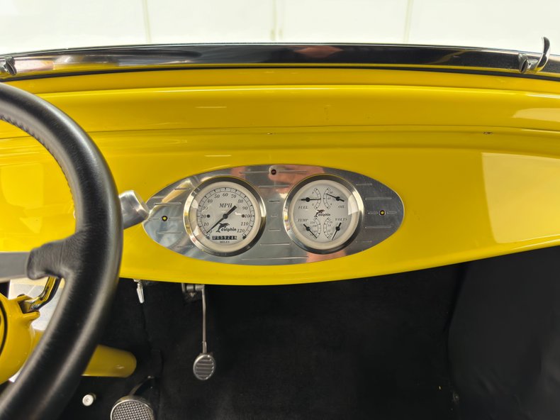 Ford-High-boy-1932-Yellow-Black-37