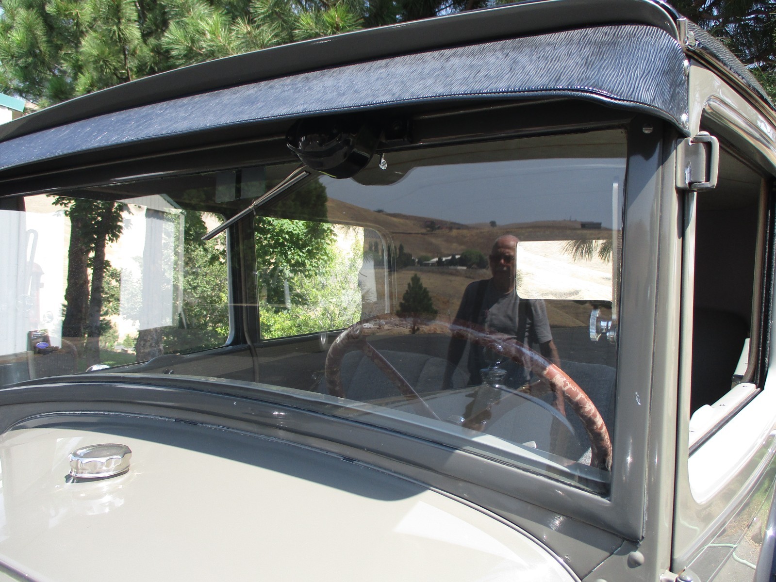 Ford-Model-A-1928-Sedan-1